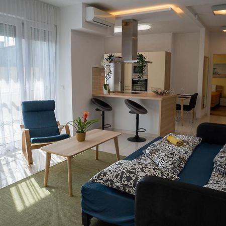 Sunshine Apartman With Free Parking Győr Esterno foto