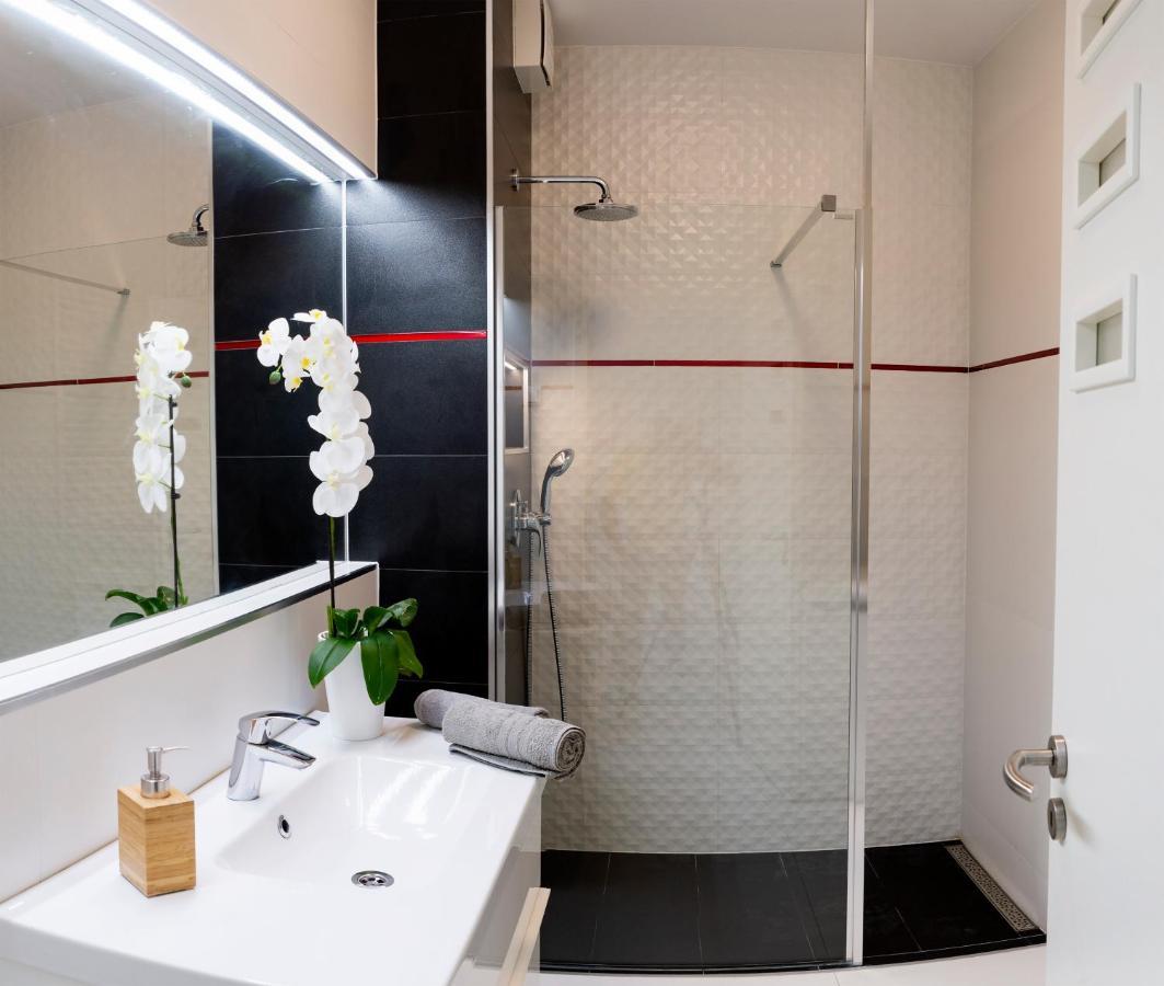 Sunshine Apartman With Free Parking Győr Esterno foto