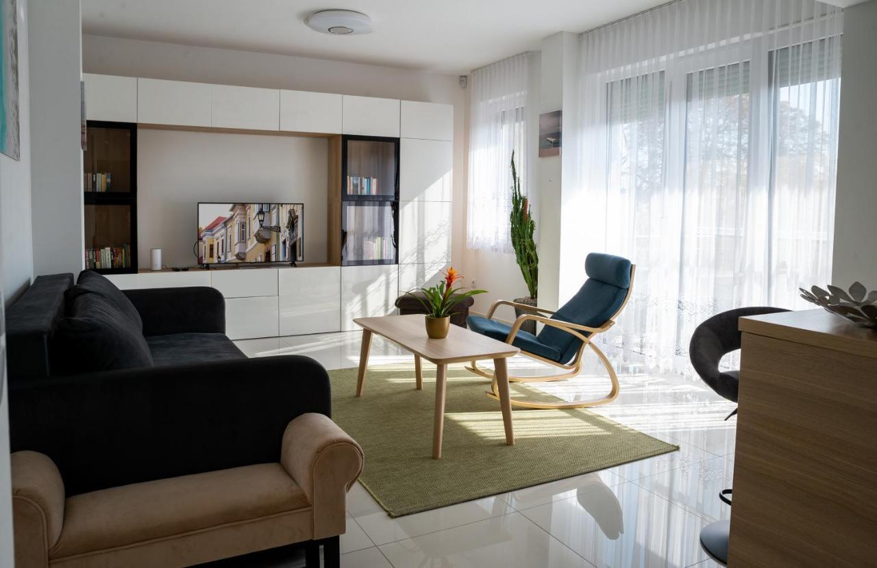 Sunshine Apartman With Free Parking Győr Esterno foto