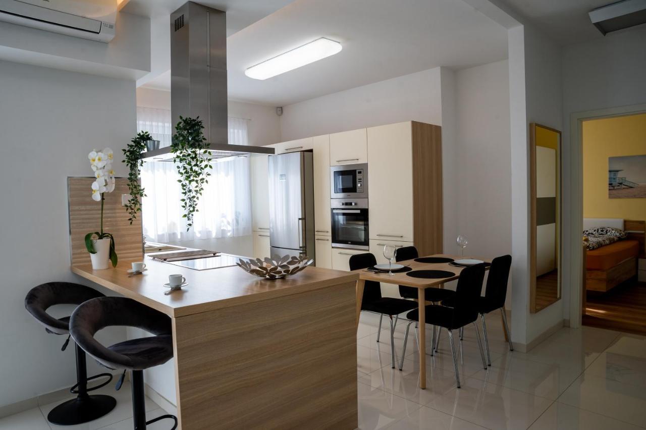 Sunshine Apartman With Free Parking Győr Esterno foto