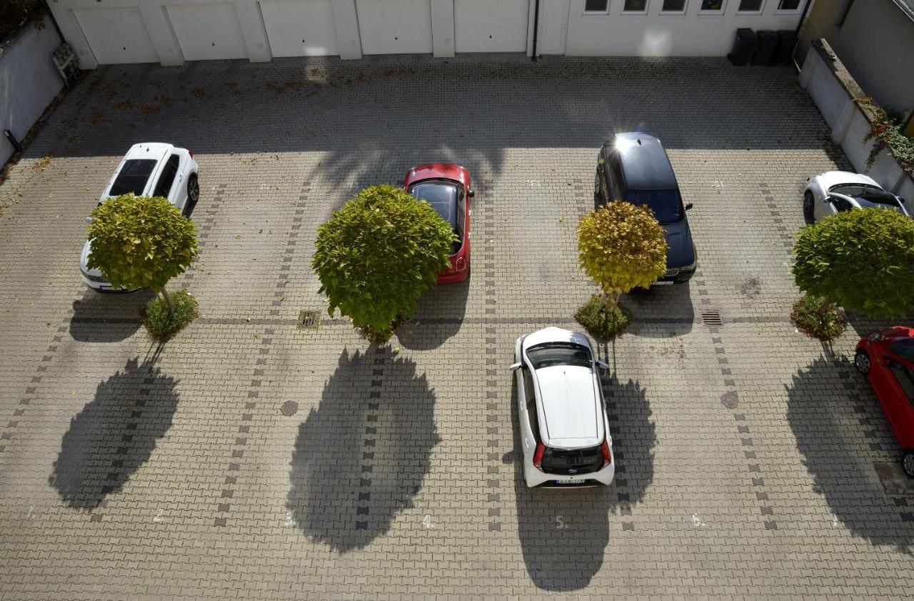 Sunshine Apartman With Free Parking Győr Esterno foto